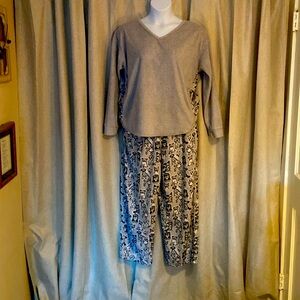 Lt Gray fleece 2 pc pajama set. Long sleeve & pants V-neck adjustable tie waist.